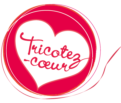 réunit des grand-mères heureuses d’offrir leurs tricots réalisés avec amour à des jeunes mères en difficulté, reconnaissantes de les recevoir.